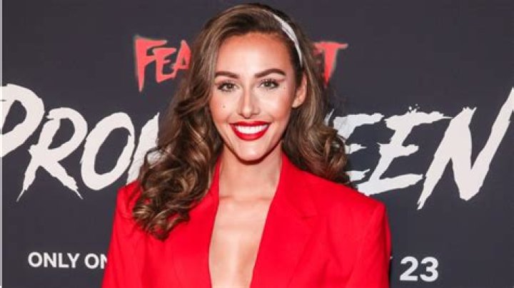 Chloe Veitch - Bio, Age, Net Worth, Height, Single, Nationality, Body Measurement, Career