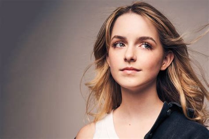 Lauren Grace - Bio, Age, Net Worth, Height, Single, Nationality, Career