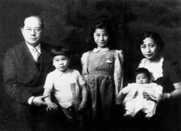 Yoko Ono - Bio, Age, Career, Net Worth, Height, Facts, Nationality